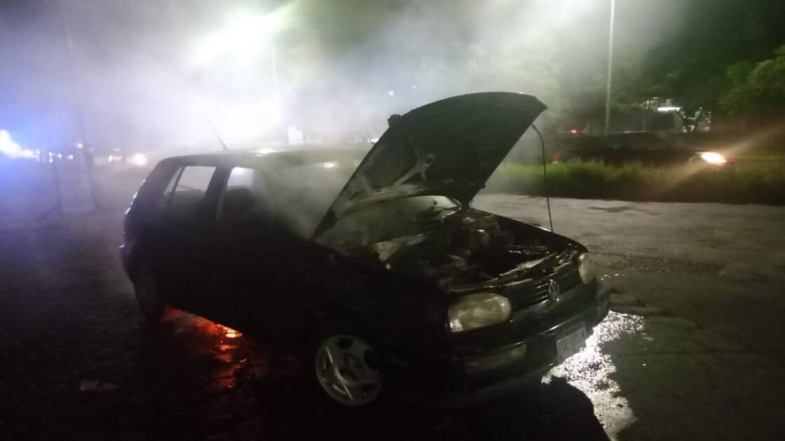 Corto circuito provoca incendio de sedan