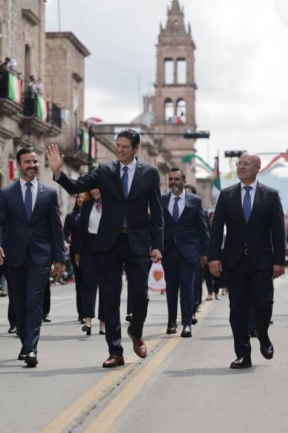 Encabeza Alfonso Martínez colorido desfile cívico militar