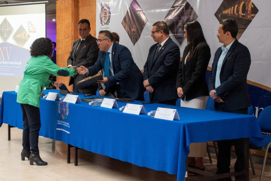 Abordan tendencias y desafíos en los campos económico-administrativos; UMSNH r