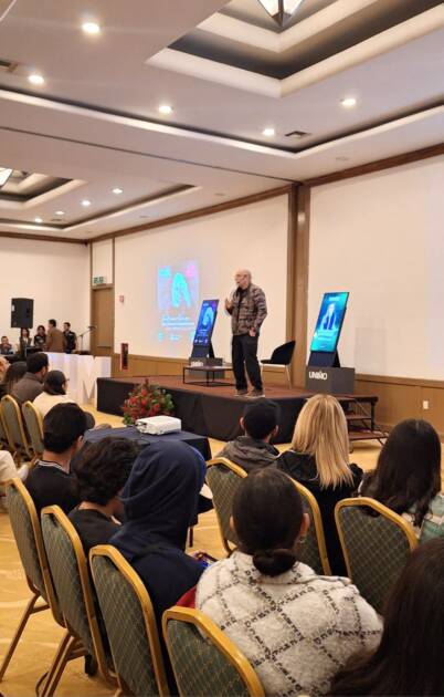 Guillermo Arriaga cautiva a los jóvenes en la Feria Internacional del Libro y la Lectura de Morelia