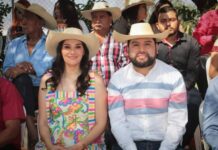 Color y alegría en Tuzantla: Octavio Ocampo presente en el tradicional Desfile de Año Nuevo