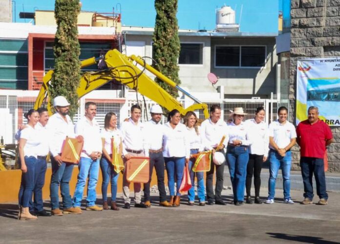 Humberto Jiménez, da banderazo de de arranque de obra en la casa de la cultura, que marca el inicio del Centro Multidisciplinario en Los Reyes.