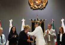 Musa Mayer, recibe por parte de la UMSNH, la Condecoración “Raúl Arreola Cortés”