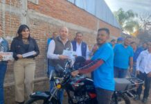 Eric Gaona entrega motocicletas para fortalecer Comapat