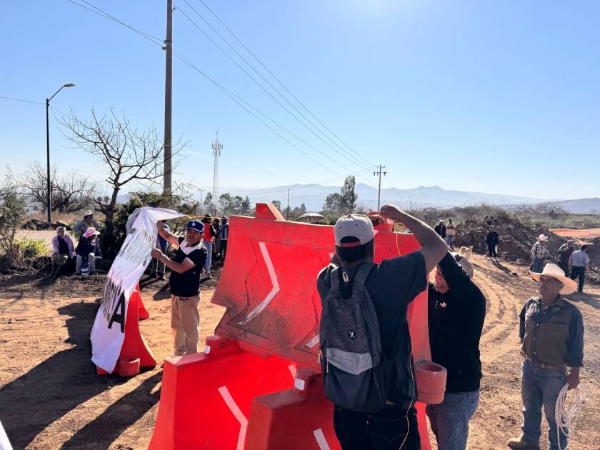 Ejidatarios clausuran obra del Segundo Anillo Periférico en protesta contra el gobierno de Bedolla