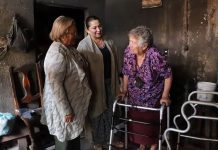 Entrega Alma Mireya González dispositivos de asistencia para movilidad