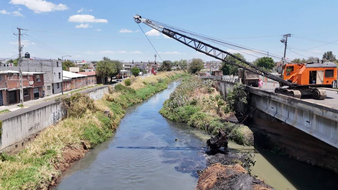 Inicia Ooapas dragado y desazolve en el dren de Los Itzícuaros