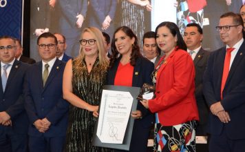 Yarabí Ávila entrega el reconocimiento “Legado Nicolaita” a docentes que han dejado huella en sus dependencias