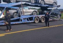 Intentan robar 2 vehículos de un tráiler nodriza en la Pátzcuaro-Cuitzeo.